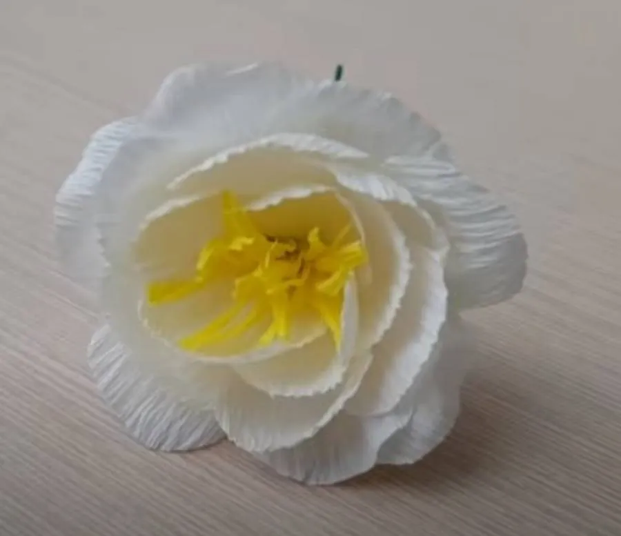 маленькая роза из бумаги