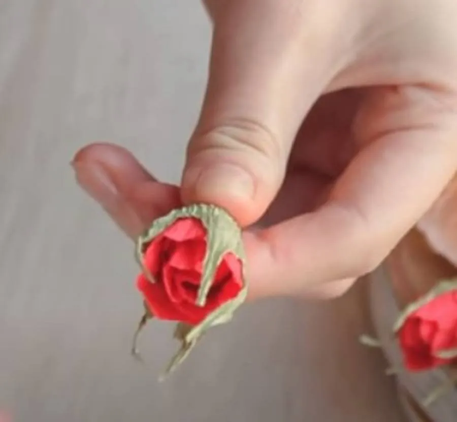 маленькие розы из гофрированной бумаги
