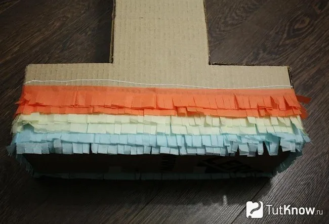 Приклеивание разноцветных заготовок из бумаги тишью на основу цифры