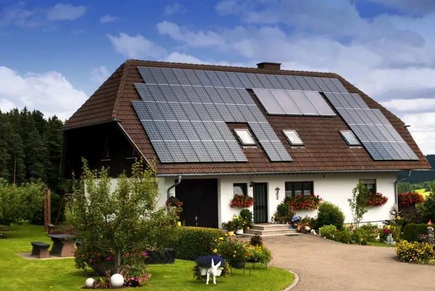 Солнечные панели - это альтернативный способ получения электроэнергии, который позволит отказаться от услуг коммунальной электростанции
