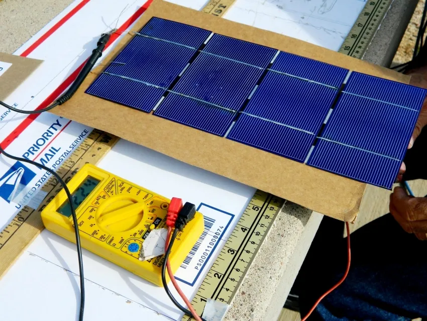 Четыре солнечные пластины вырабатывают в общей сложности 2В электроэнергии
