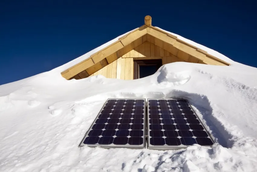 В зимнее время стоит позаботиться о возможности очистки солнечных панелей от изморози и снега