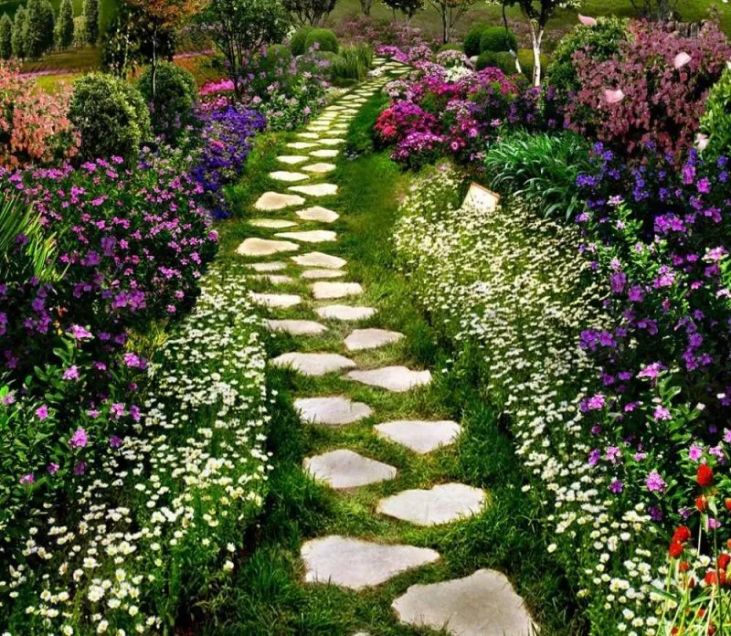 Цветочный сад дорожкой