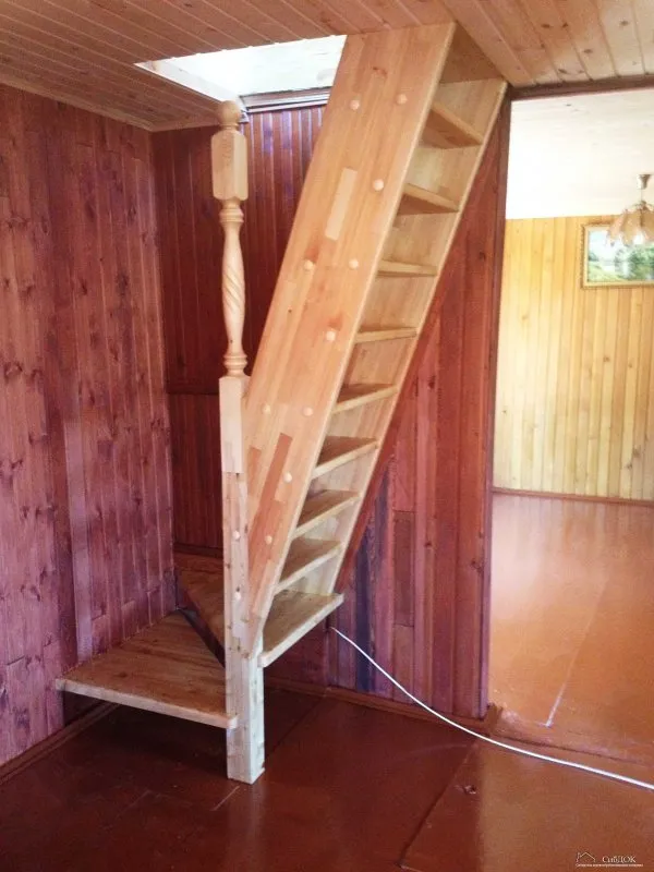 Компактная лестница на даче