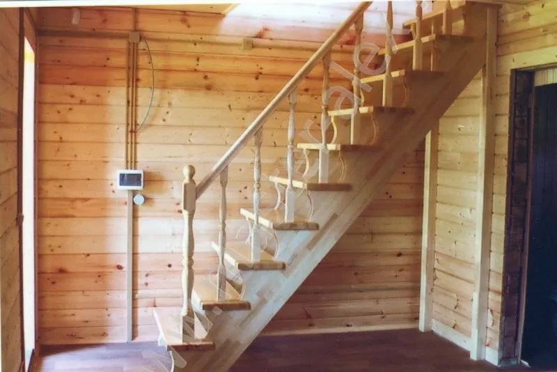 Лестница на второй этаж деревянная на даче