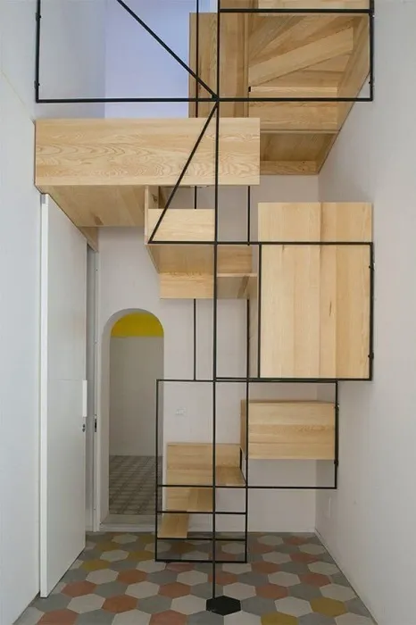 Дизайнерская конструкция из дерева и металла, которая полностью соответствует дизайну помещения.