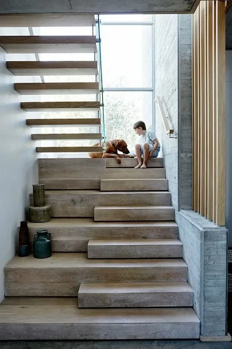 Необычный дизайн деревянной лестницы в экостиле, которая отличается простотой и уютом.