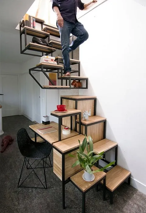 Лестница, которую можно в любой момент использовать как стеллаж, на который можно поставить комнатные цветы и растения.