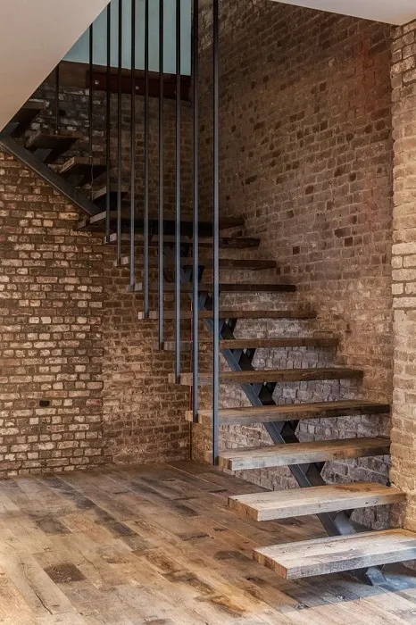 Эргономичная и оригинальная конструкция лестницы, которая идеально подчеркнёт индустриальный стиль помещения.