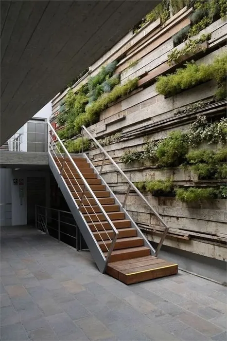 Комбинированная лестница, которая идеально вписывается в окружающее пространство.