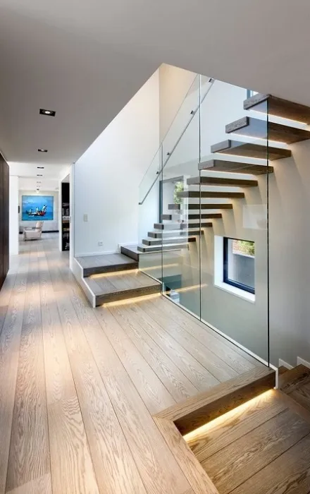 Благодаря своей необычной конструкции лестница способна отлично вписаться в интерьер помещения практически любого дизайна.