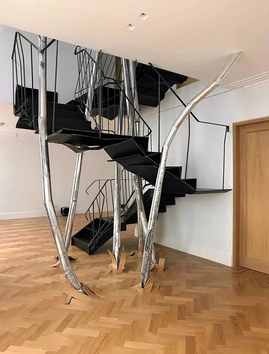 Сказочная лестница из металла, которая создана с элементами индустриального стиля.