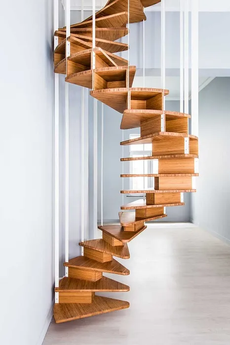Деревянная лестница в загородном доме - это элемент интерьера, который требует особого внимания и ухода.