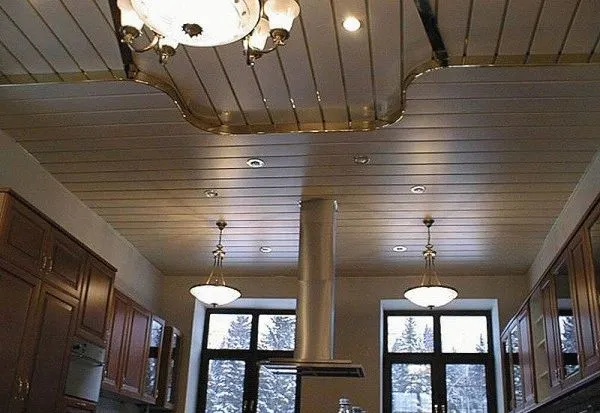 Металлические панели - практичный вариант для отделки потолка на кухне