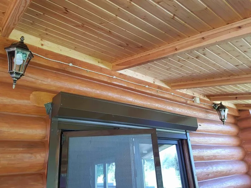 Проводка на деревянном потолке