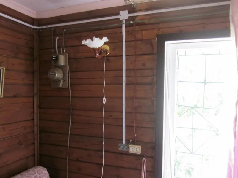 Ретро проводка на потолке в деревянном доме