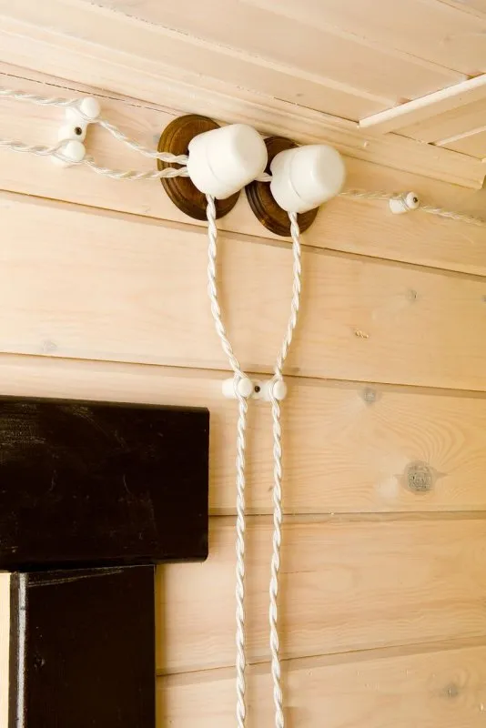 Ретро кабель в деревянном доме