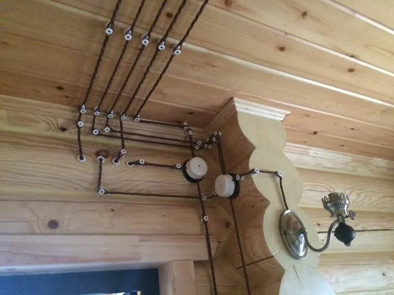 Наружная электропроводка в деревянном доме