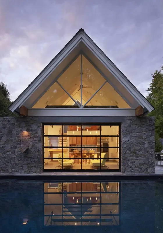 Дом со стеклянным фасадом