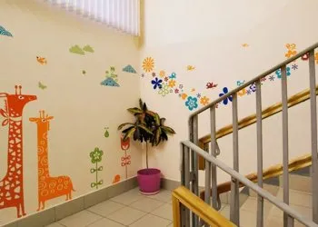 оформление стены в детском саду лестница