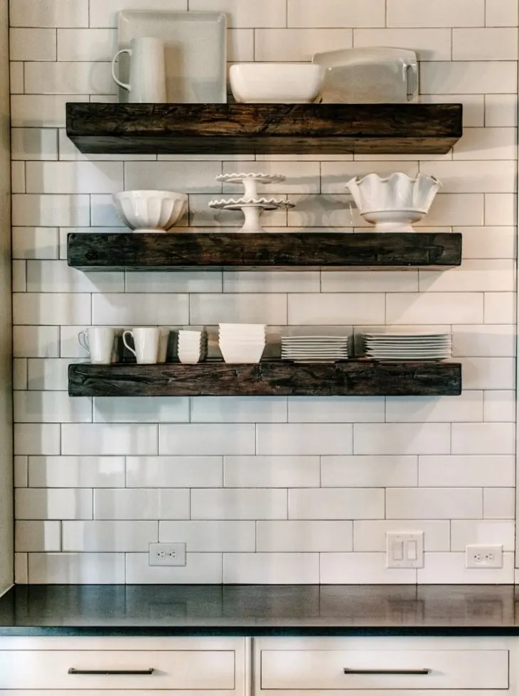 Кухонные полки на деревянной стене