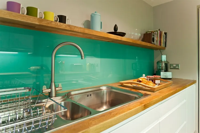 Для кухонь небольшого размера лучше использовать глянцевые типы фартуков