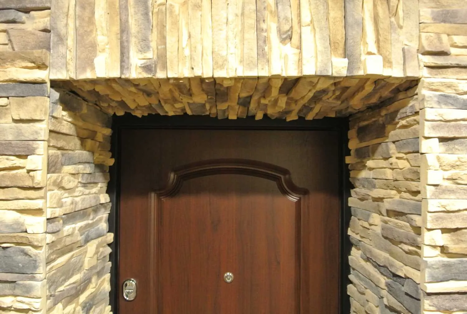 Декор дверного проема искусственным камнем