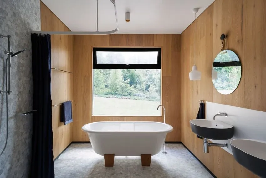 Панели с имитацией древесной текстуры придают большего уюта и природности дизайну ванной