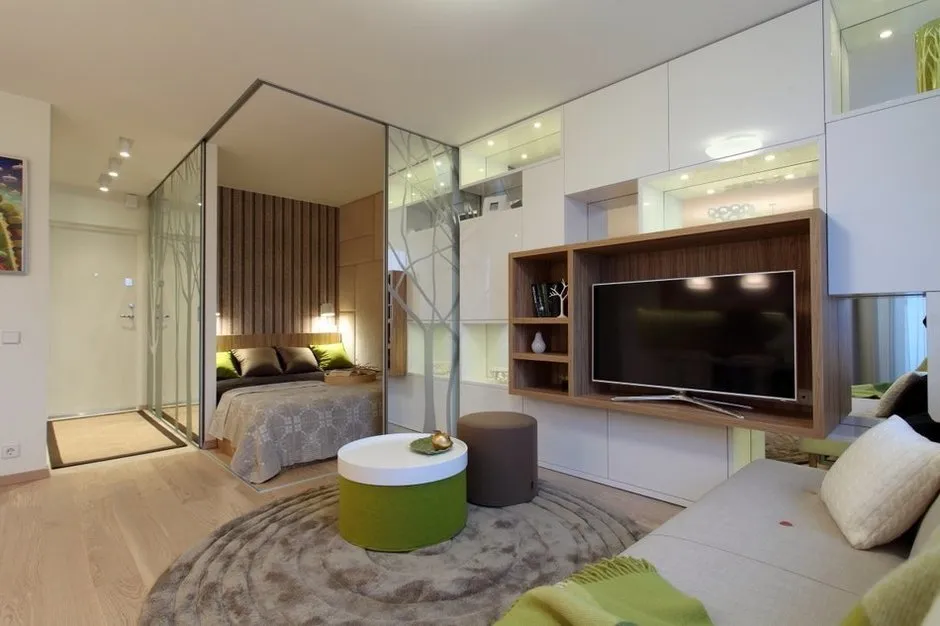 Перепланировка квартиры с созданием большой гостиной и отдельной спальни за раздвижными зеркальными стенами
