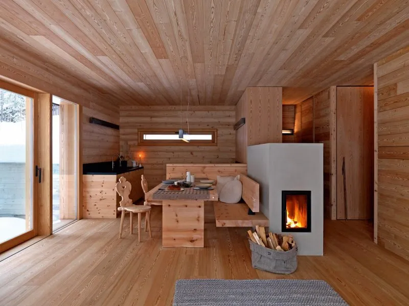 Интерьер деревянного дома с печкой