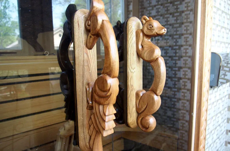 Деревянные ручки оригинальной формы из натурального дерева украсят помещение