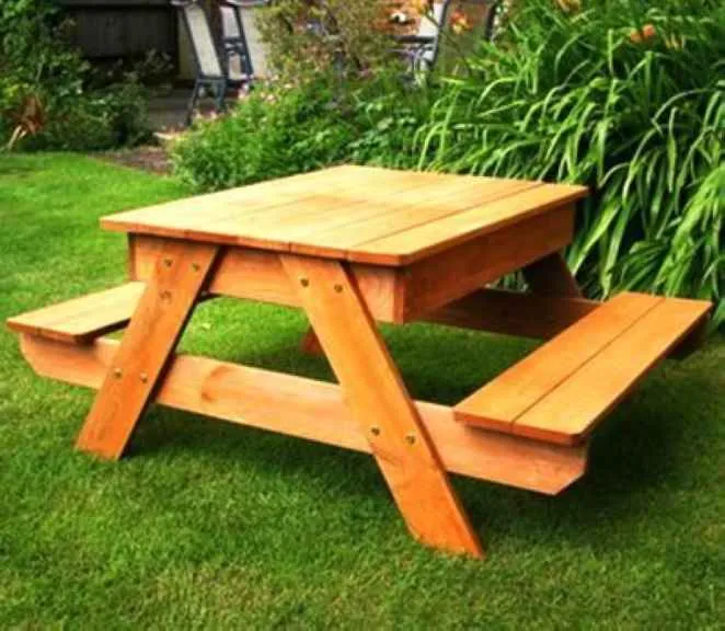 Деревянный уличный стол для дачи