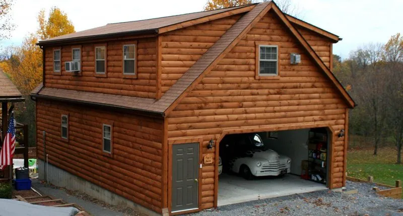 Двухэтажный гараж из дерева