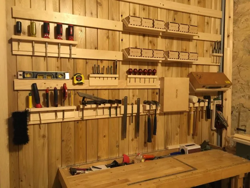 Полочки для инструментов в гараже