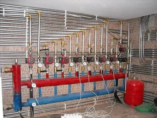 Вот так выглядит узел разводки труб коллекторной системы отопления в большом загородном доме.