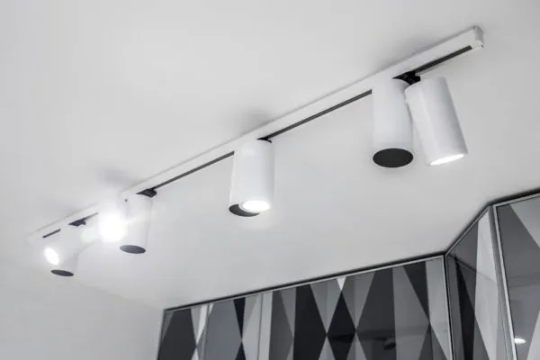 Варианты расположения светильников на натяжном потолке в кухне - схемы размещения