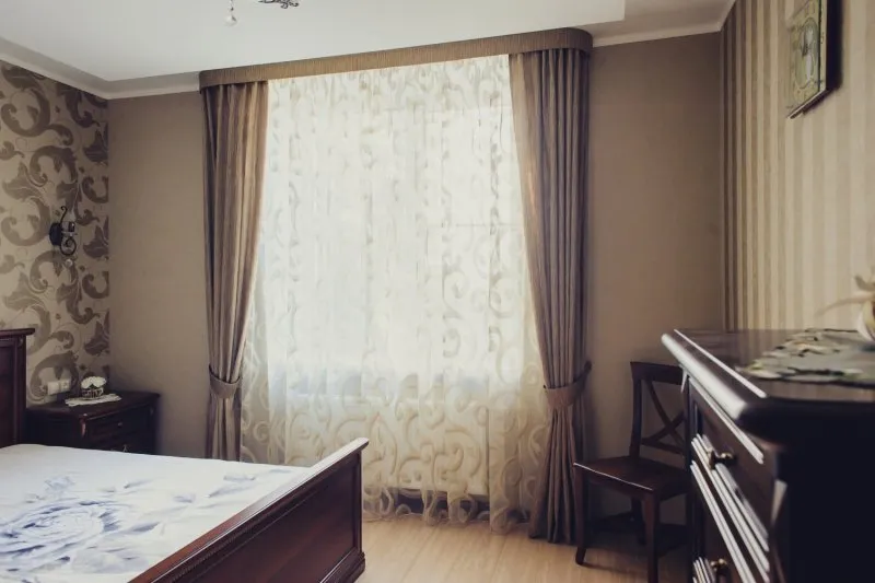 Дизайн штор для спальни в классическом стиле темные