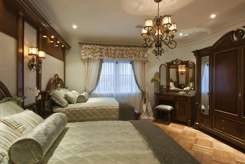Интерьер спальни в классическом стиле с темной мебелью
