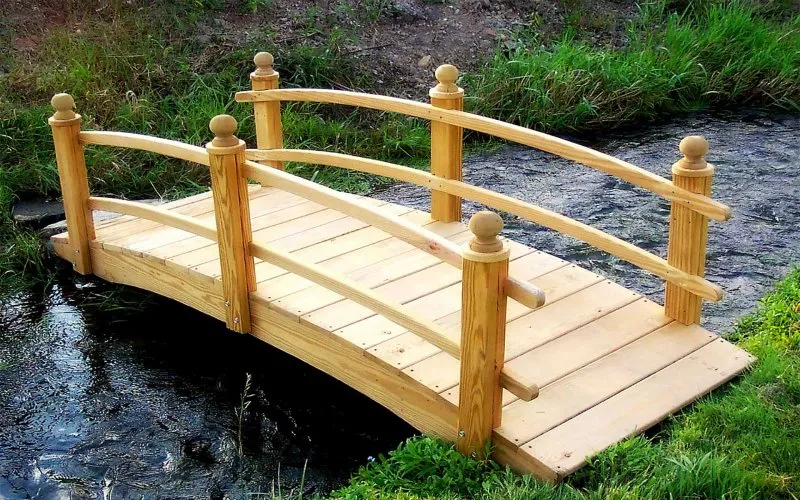 Деревянный мостик через сухой ручей