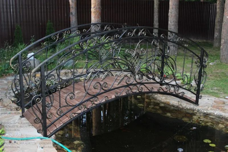 Садовый мостик из металла