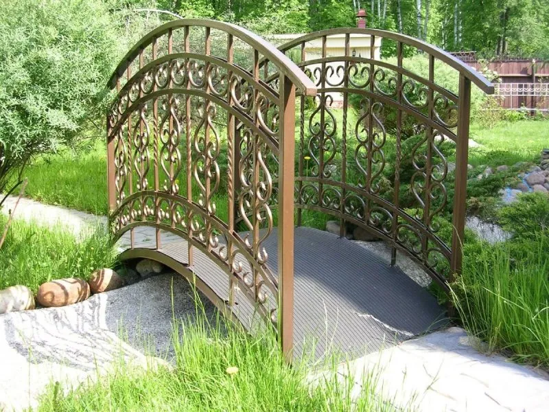 Декоративный мостик для сада из дерева
