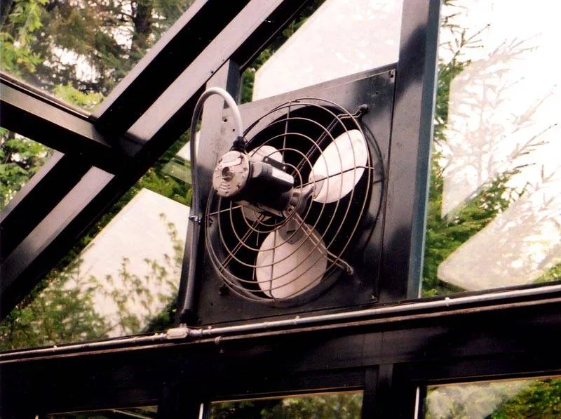 При отсутствии центральной вентиляции иногда устанавливают вытяжные вентиляторы в отверстие форточки