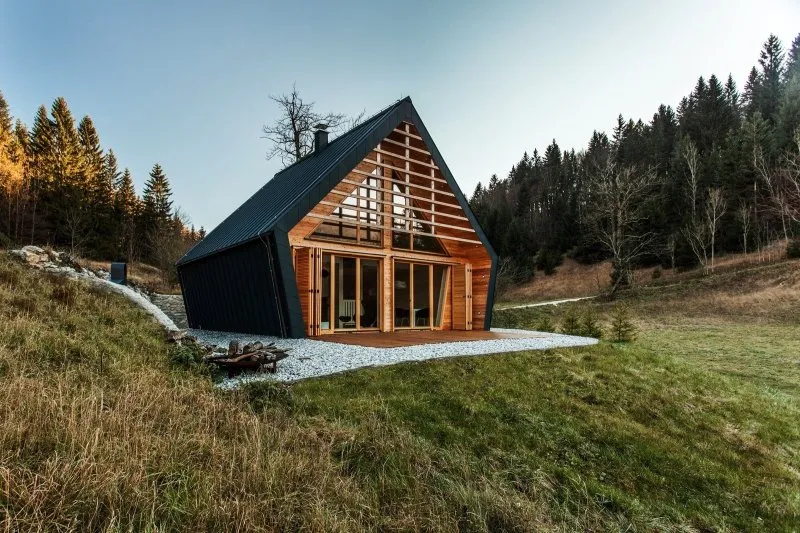 Современный небольшой деревянный дом