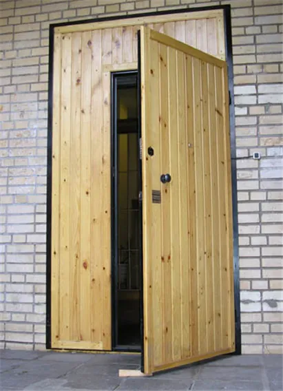 Деревянная подъездная дверь 