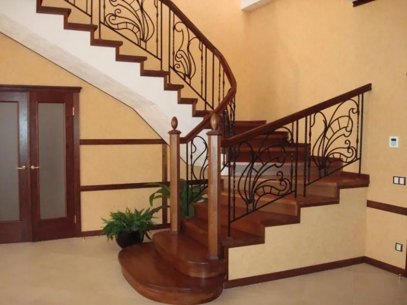 Лестница с перилами с элементами художественной ковки