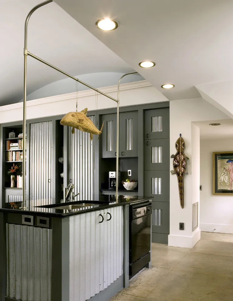 Встроенная техника тёмного цвета в интерьере кухни от Frederick + Frederick Architects