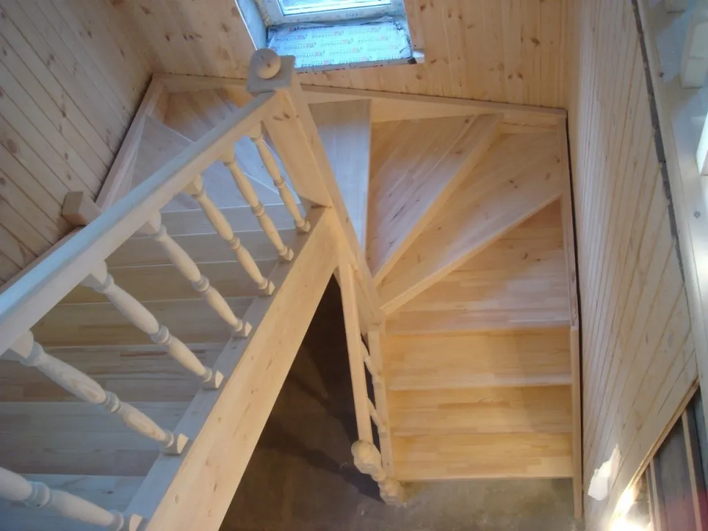 Забежная лестница с поворотом на 180 градусов