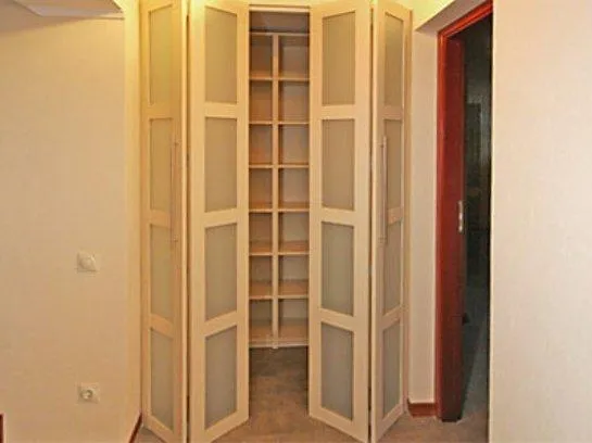 Складные двери для шкафа своими руками сделать достаточно просто 