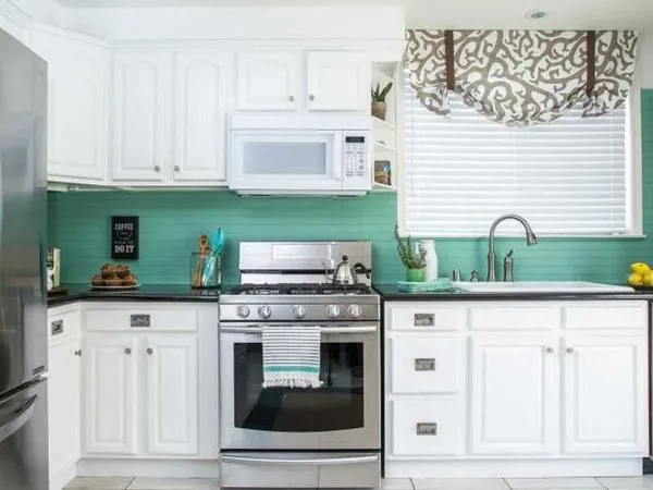 Как белую кухню превратить в яркую - обновить цвет фартука 