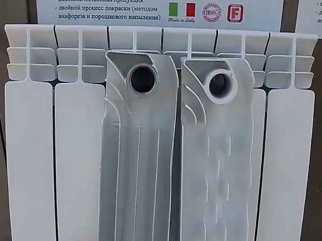 Отдельные секции алюминиевых радиаторов отопления.
